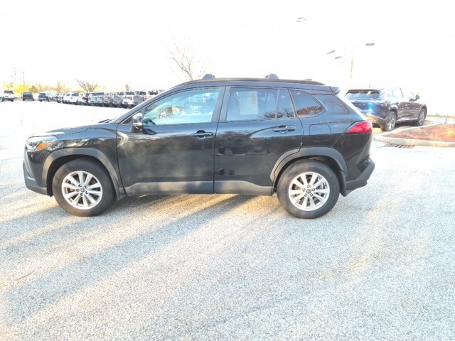 2022 Toyota Corolla Cross LE's photo