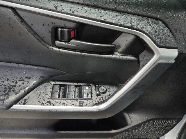 2023 Toyota RAV4 LE - Photo 18