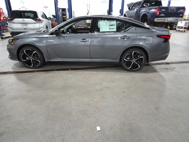 2025 Nissan Altima SR's photo