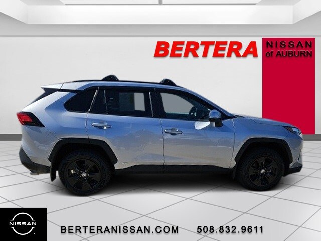 2022 Toyota RAV4 Hybrid XLE photo 2