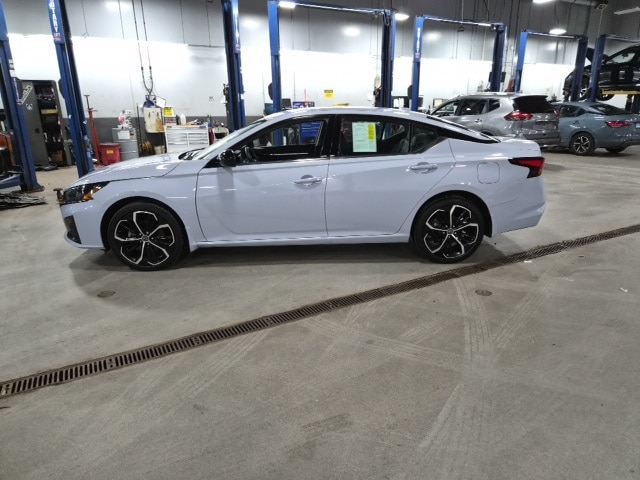 2025 Nissan Altima SR's photo