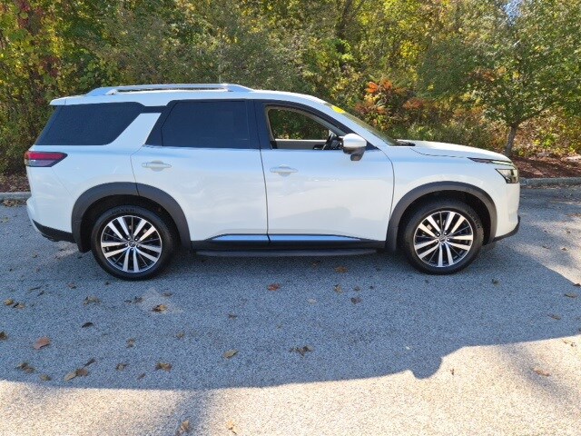 2022 Nissan Pathfinder Platinum photo 2