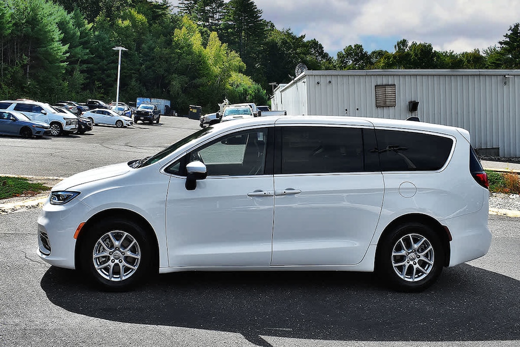 Used 2023 Chrysler Pacifica Touring L