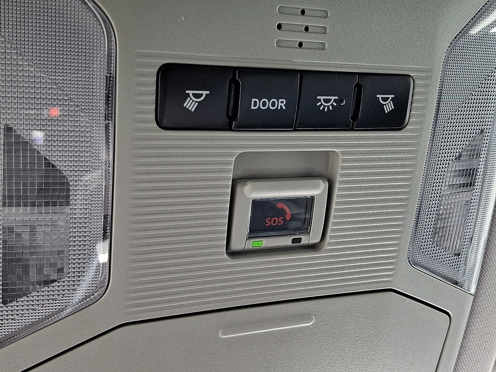 2020 Toyota RAV4 LE - Photo 25