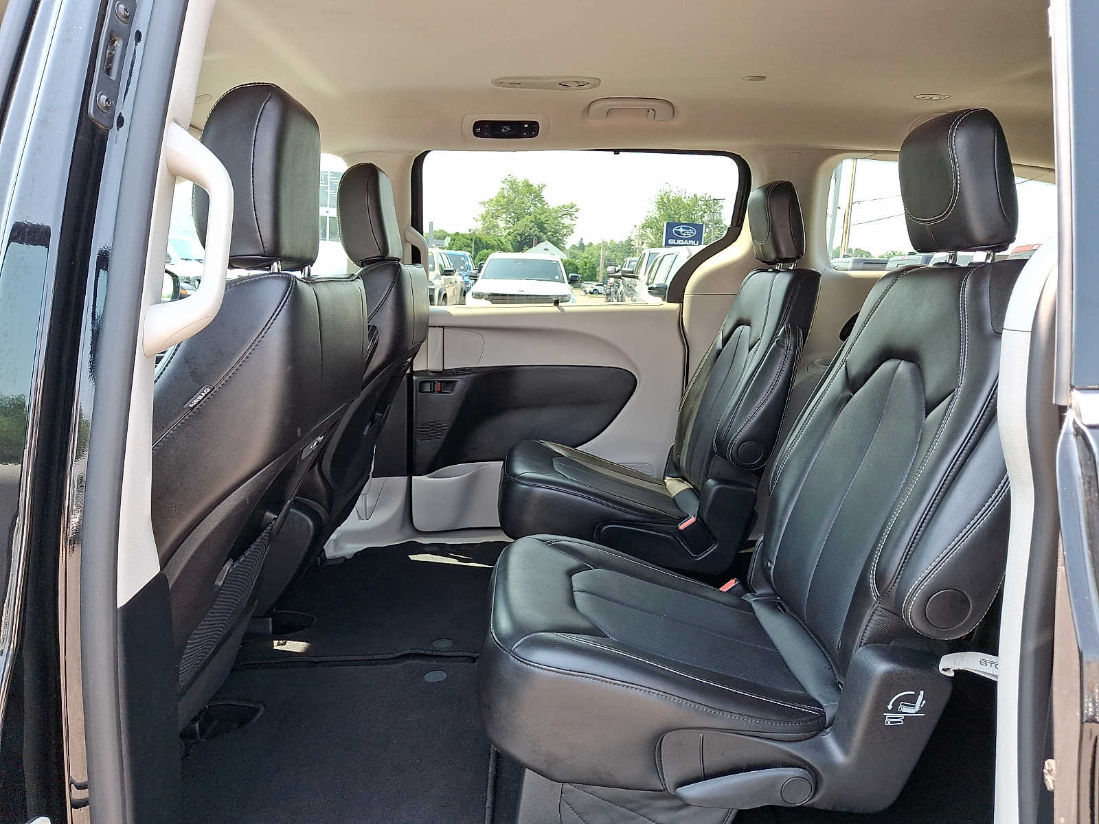 2024 Chrysler Pacifica Touring L - Photo 11