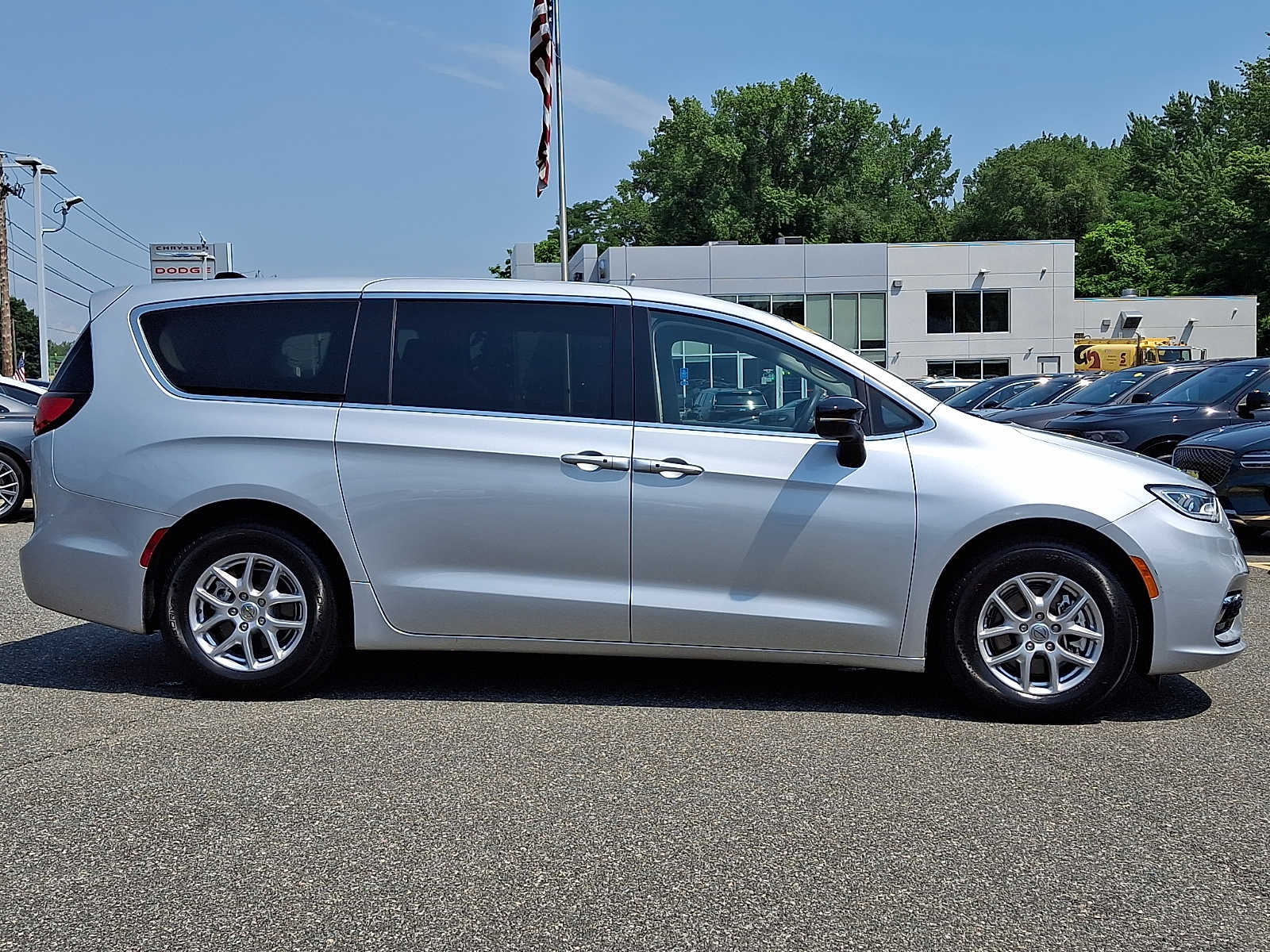 2024 Chrysler Pacifica Touring L - Photo 7