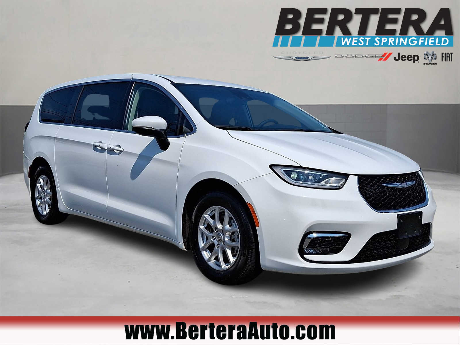 2023 Chrysler Pacifica Touring L's photo