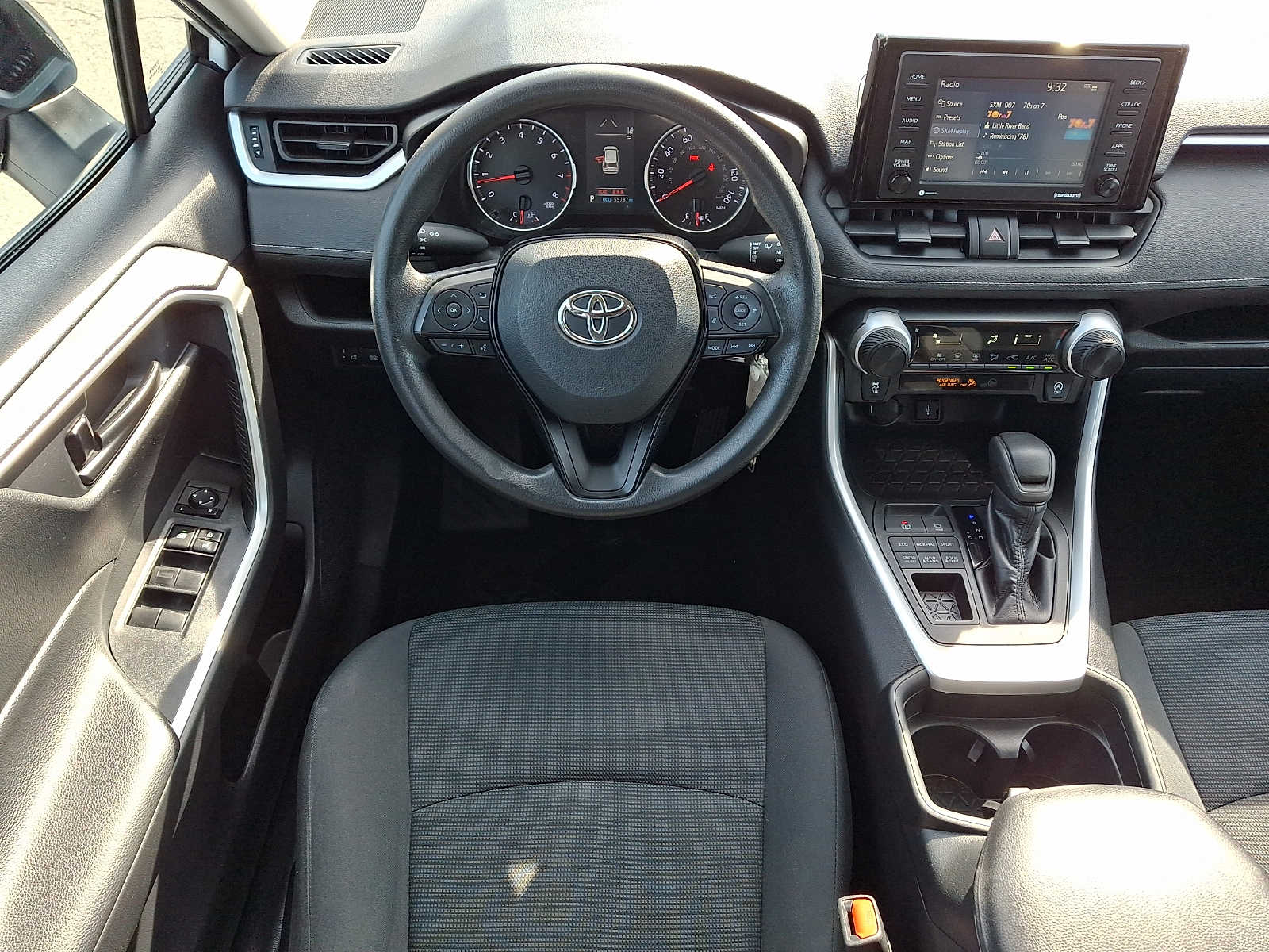 2020 Toyota RAV4 LE - Photo 11