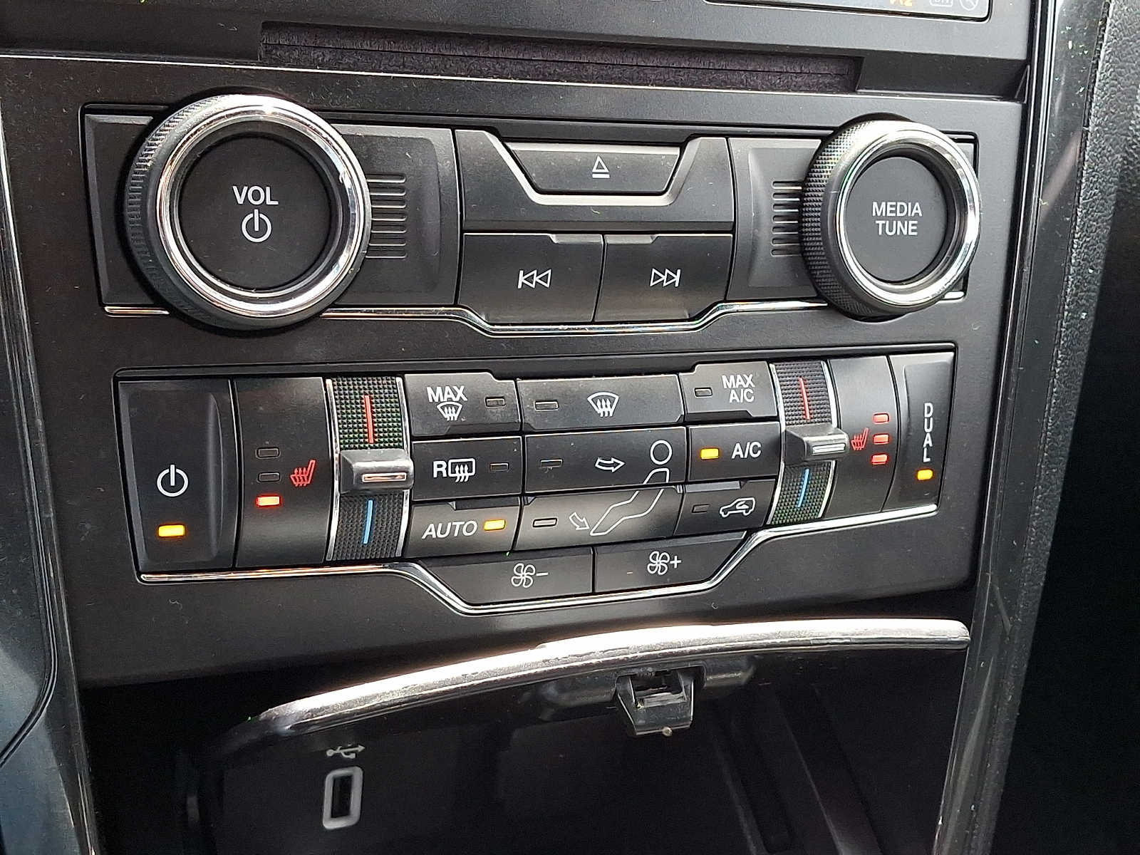 2018 Ford Explorer XLT - Photo 18