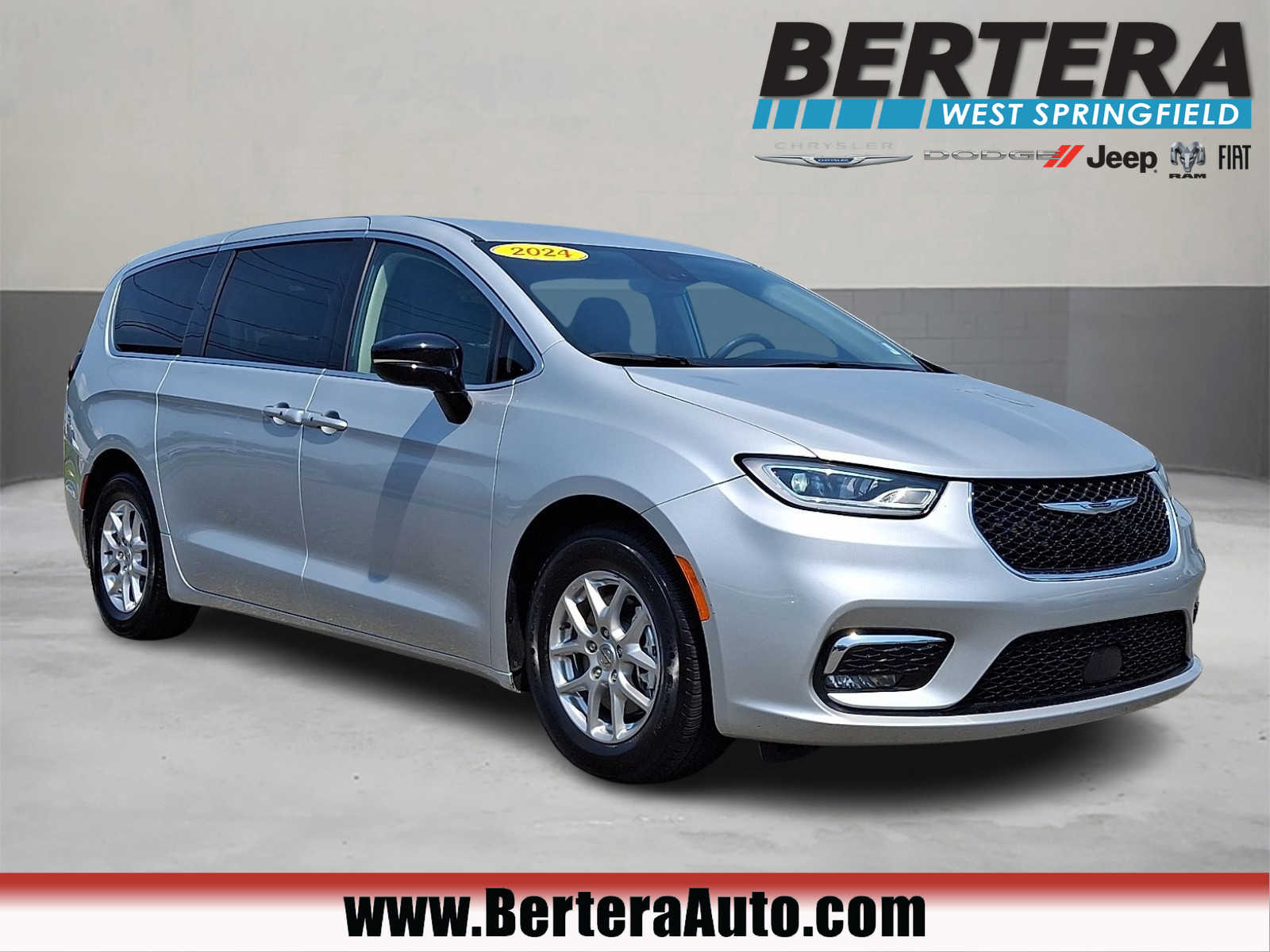 2024 Chrysler Pacifica Touring L's photo