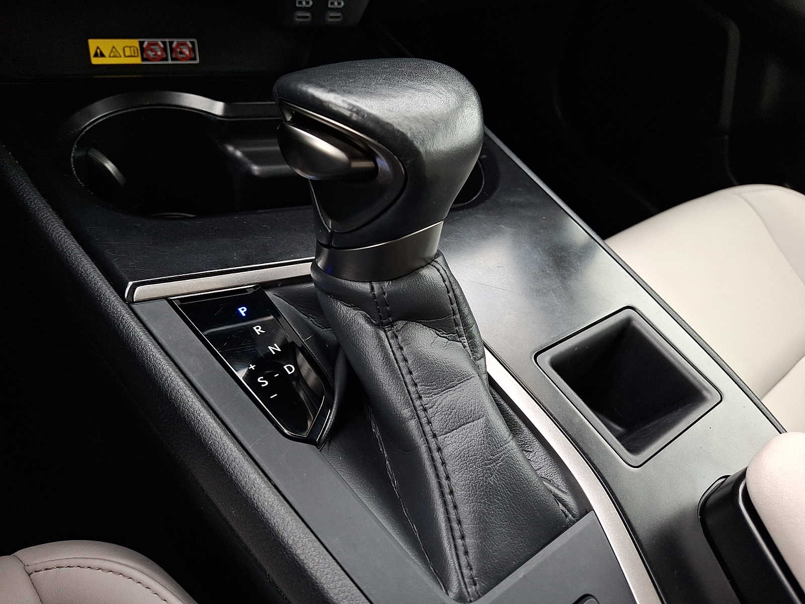 2023 Lexus UX Hybrid 250h - Photo 15