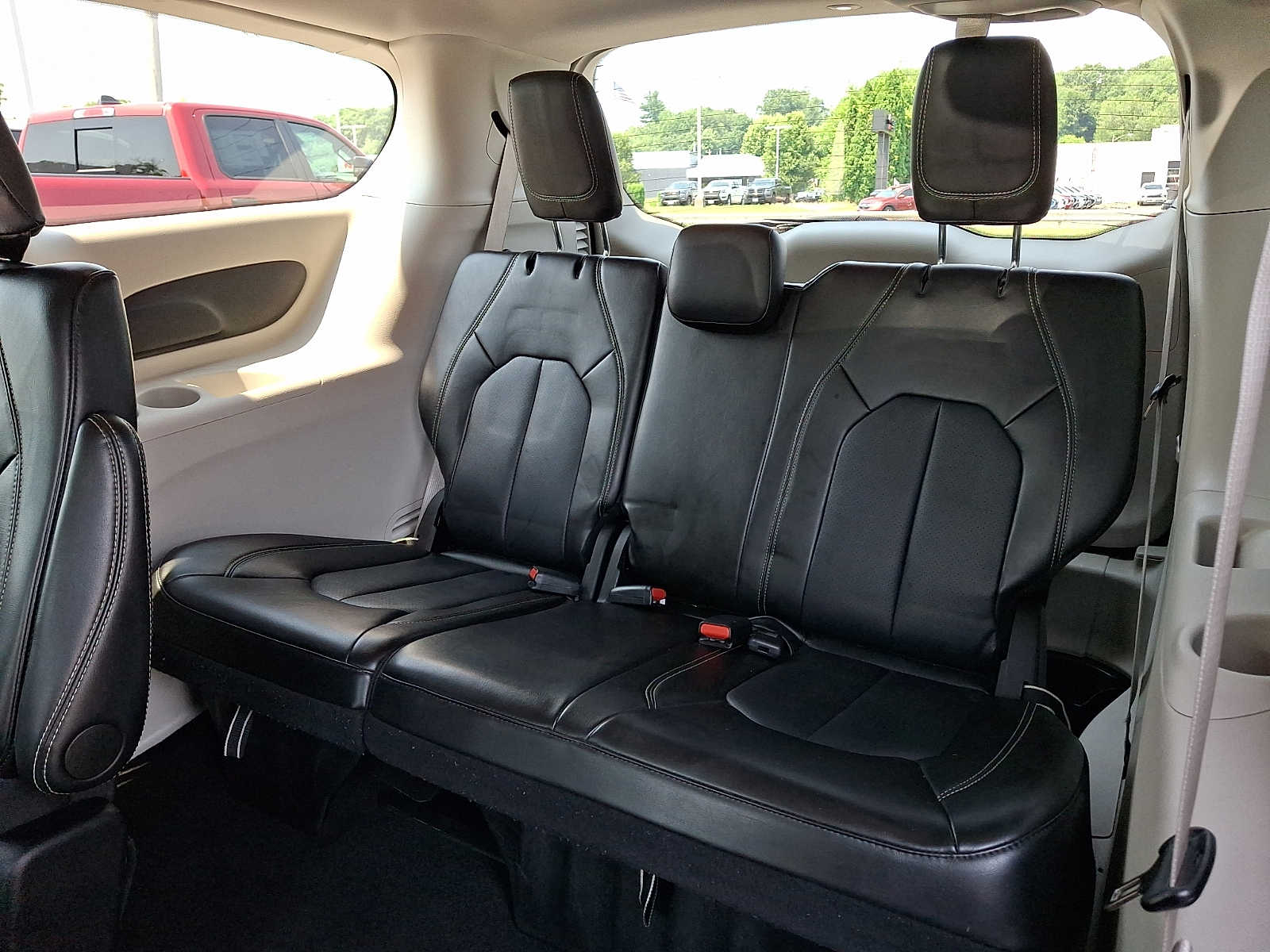 2024 Chrysler Pacifica Touring L - Photo 10