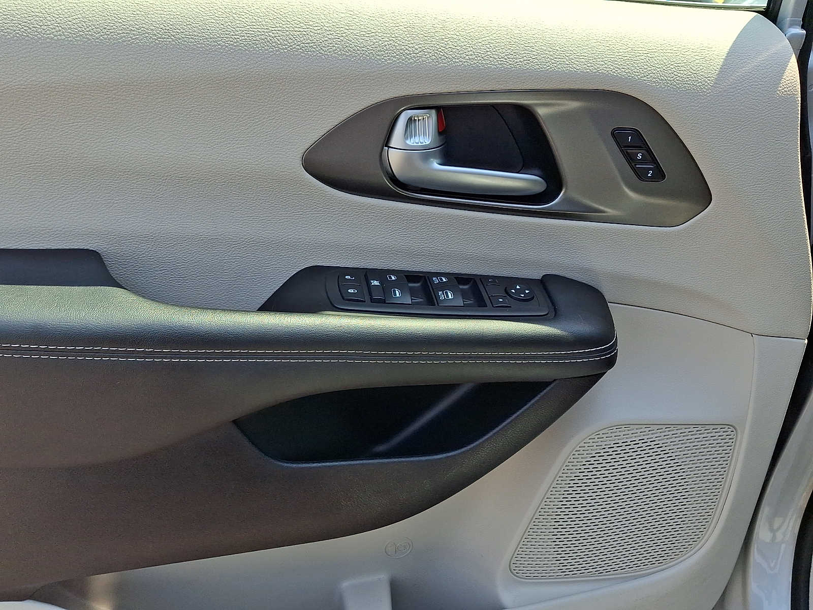 2024 Chrysler Pacifica Touring L - Photo 16