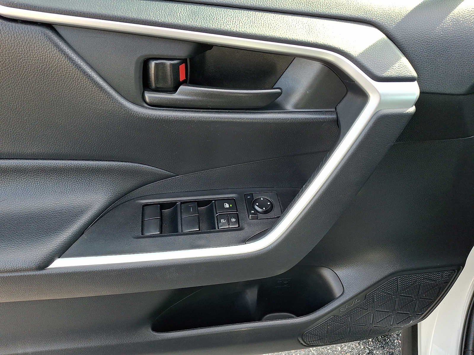 2020 Toyota RAV4 LE - Photo 12