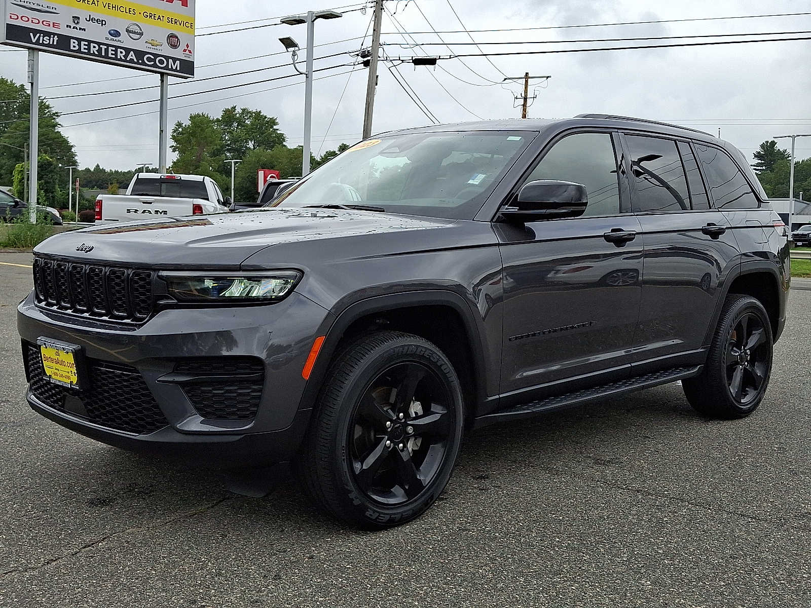 2023 Jeep Grand Cherokee Altitude photo 3