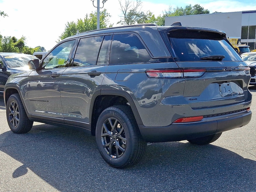 New 2027 Jeep Grand Cherokee 2 Row LAREDO 4X4 Sport Utility