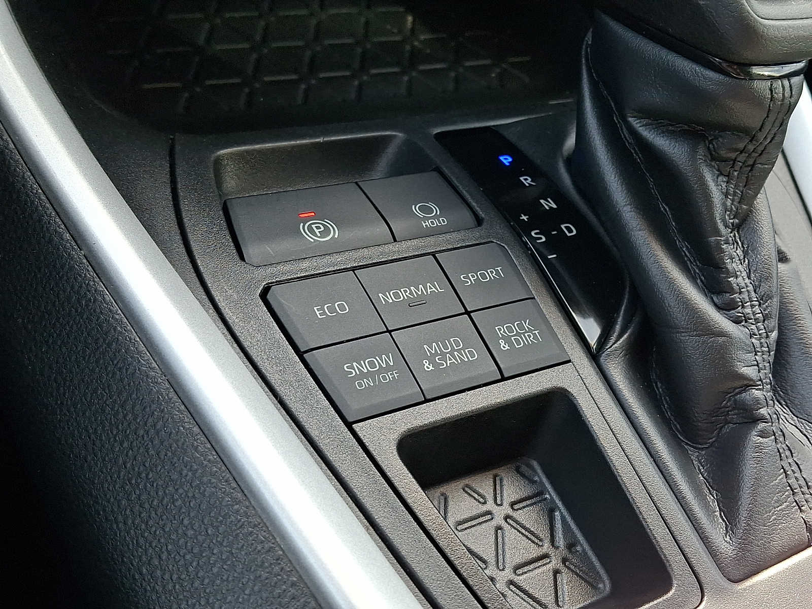 2020 Toyota RAV4 LE - Photo 22