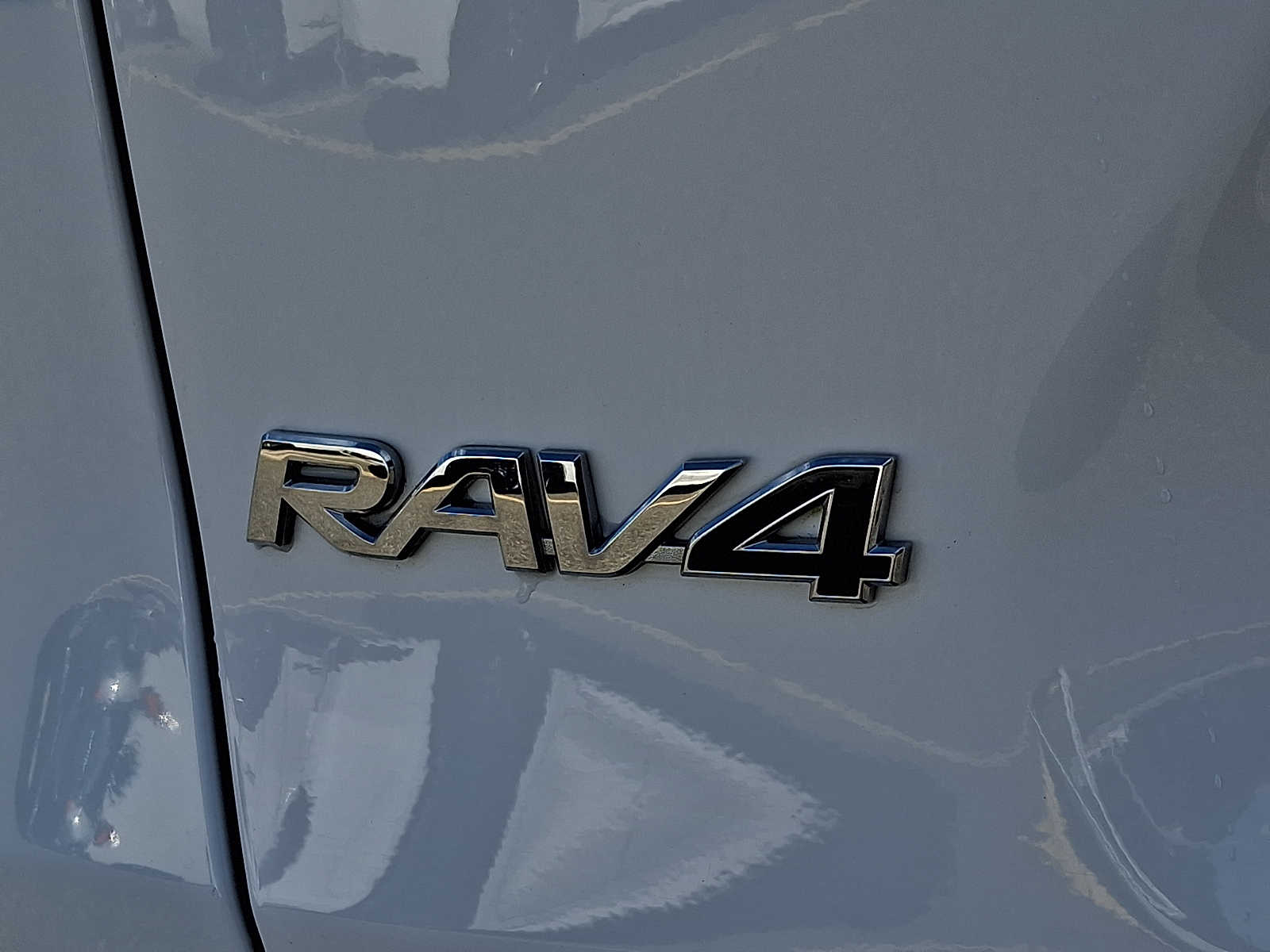 2020 Toyota RAV4 LE - Photo 30