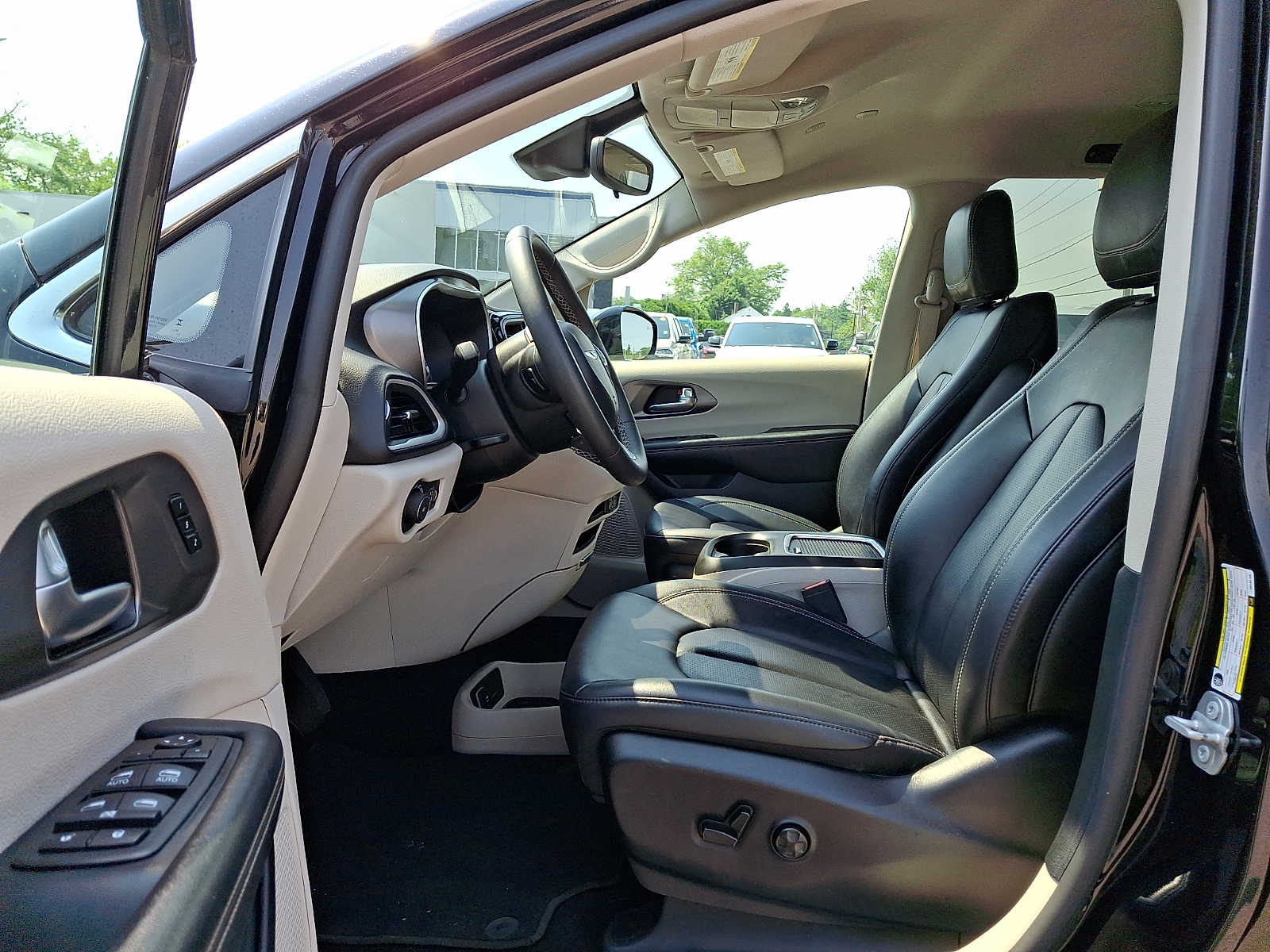 2024 Chrysler Pacifica Touring L - Photo 17