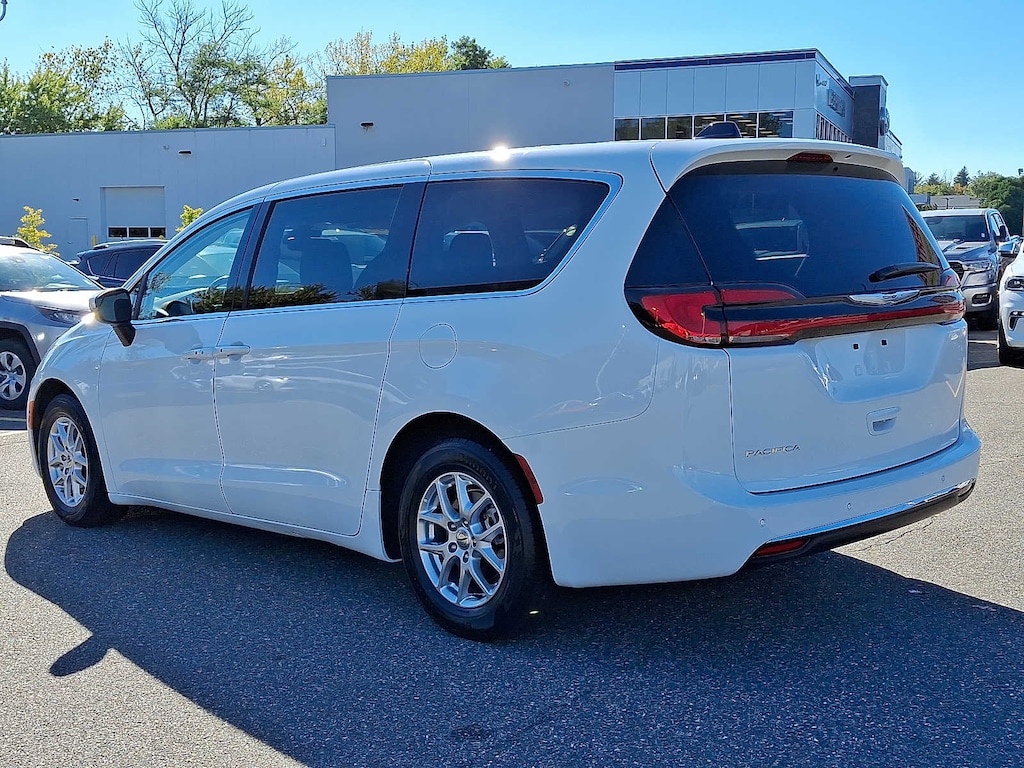 Used 2023 Chrysler Pacifica Touring L Van