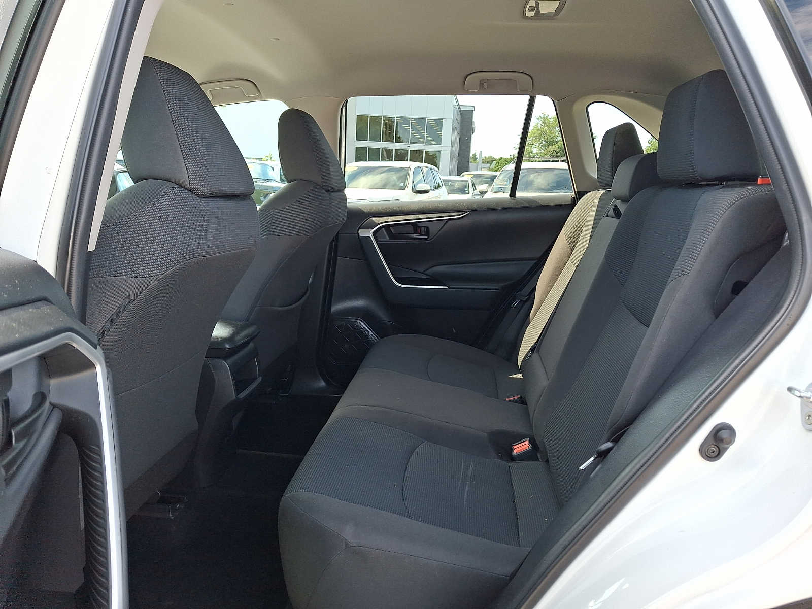 2020 Toyota RAV4 LE - Photo 10