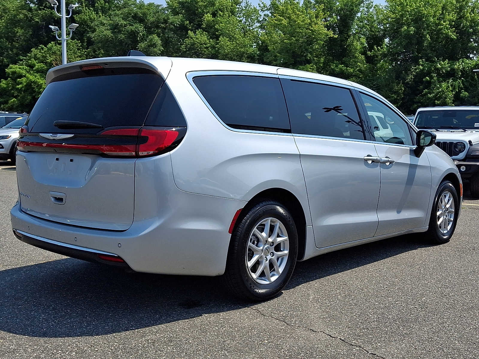 2024 Chrysler Pacifica Touring L - Photo 6