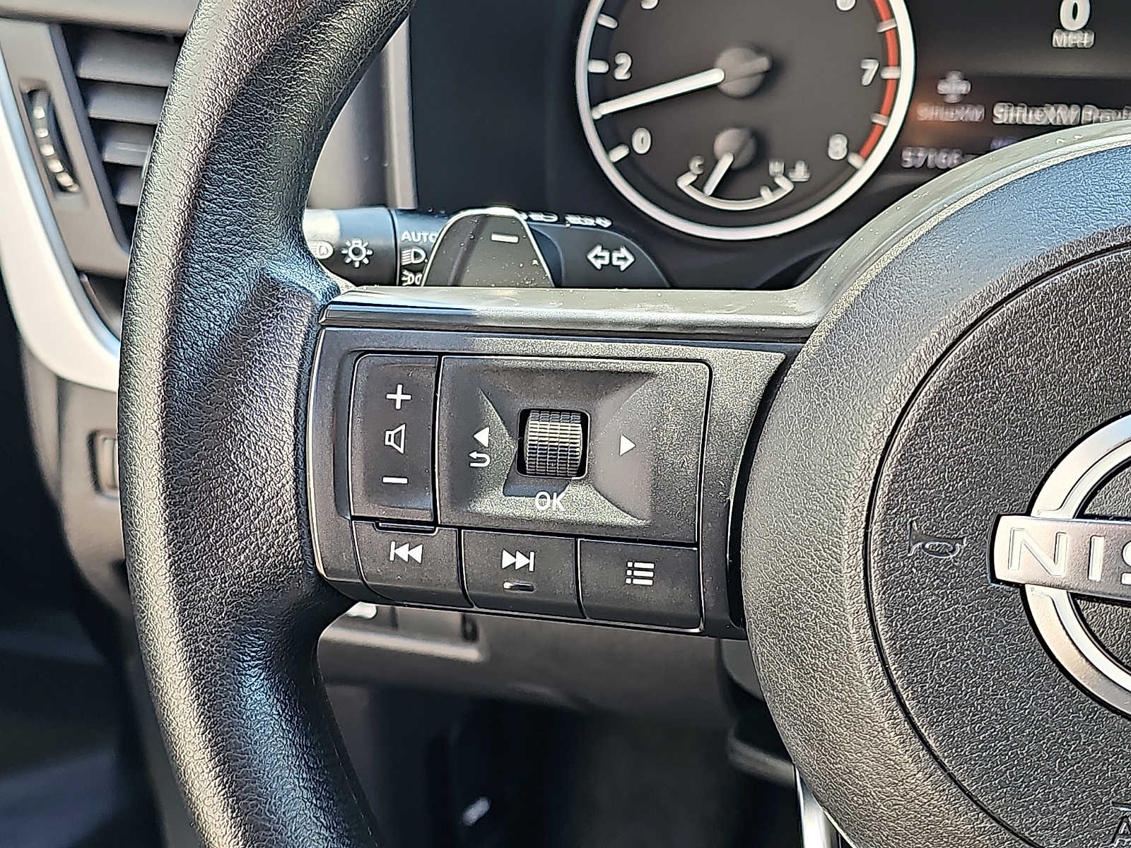 2024 Nissan Rogue SV - Photo 21