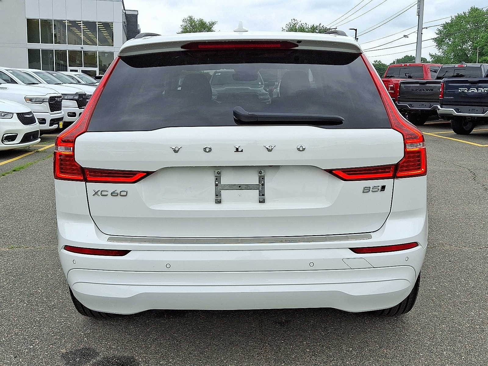 2022 Volvo XC60 Momentum photo 2