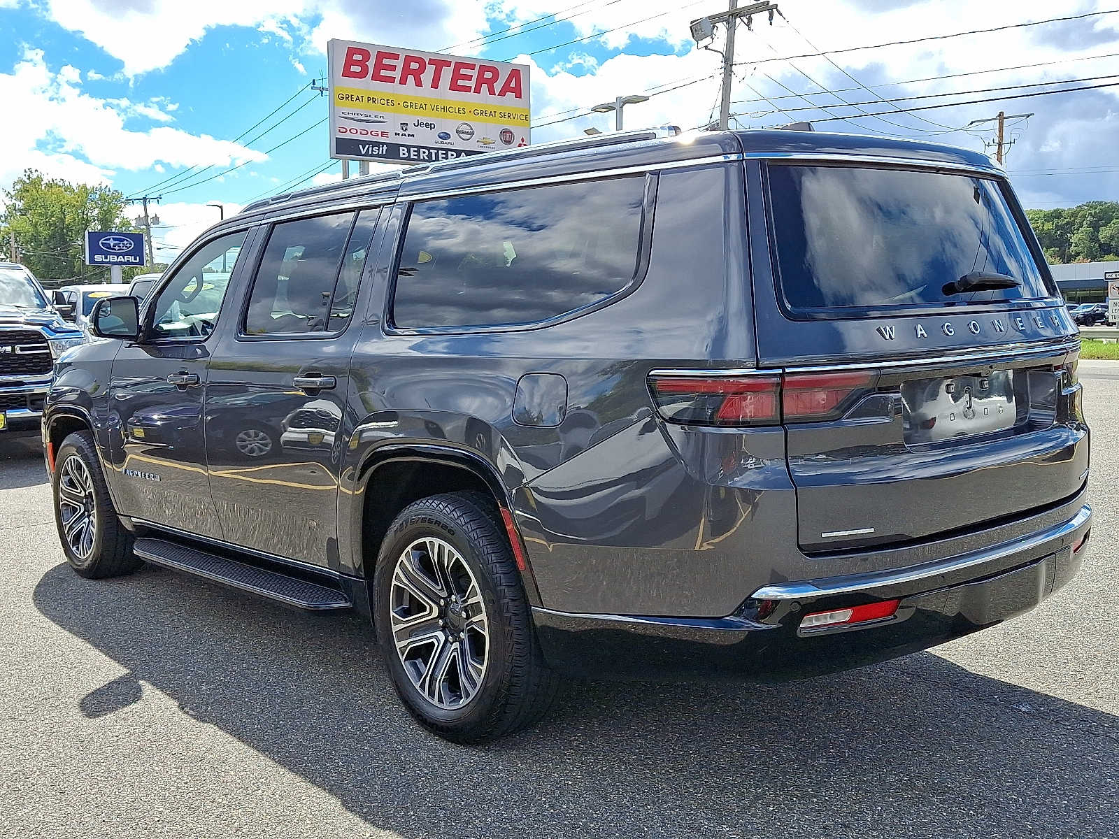 2023 Jeep Wagoneer L Series II photo 4