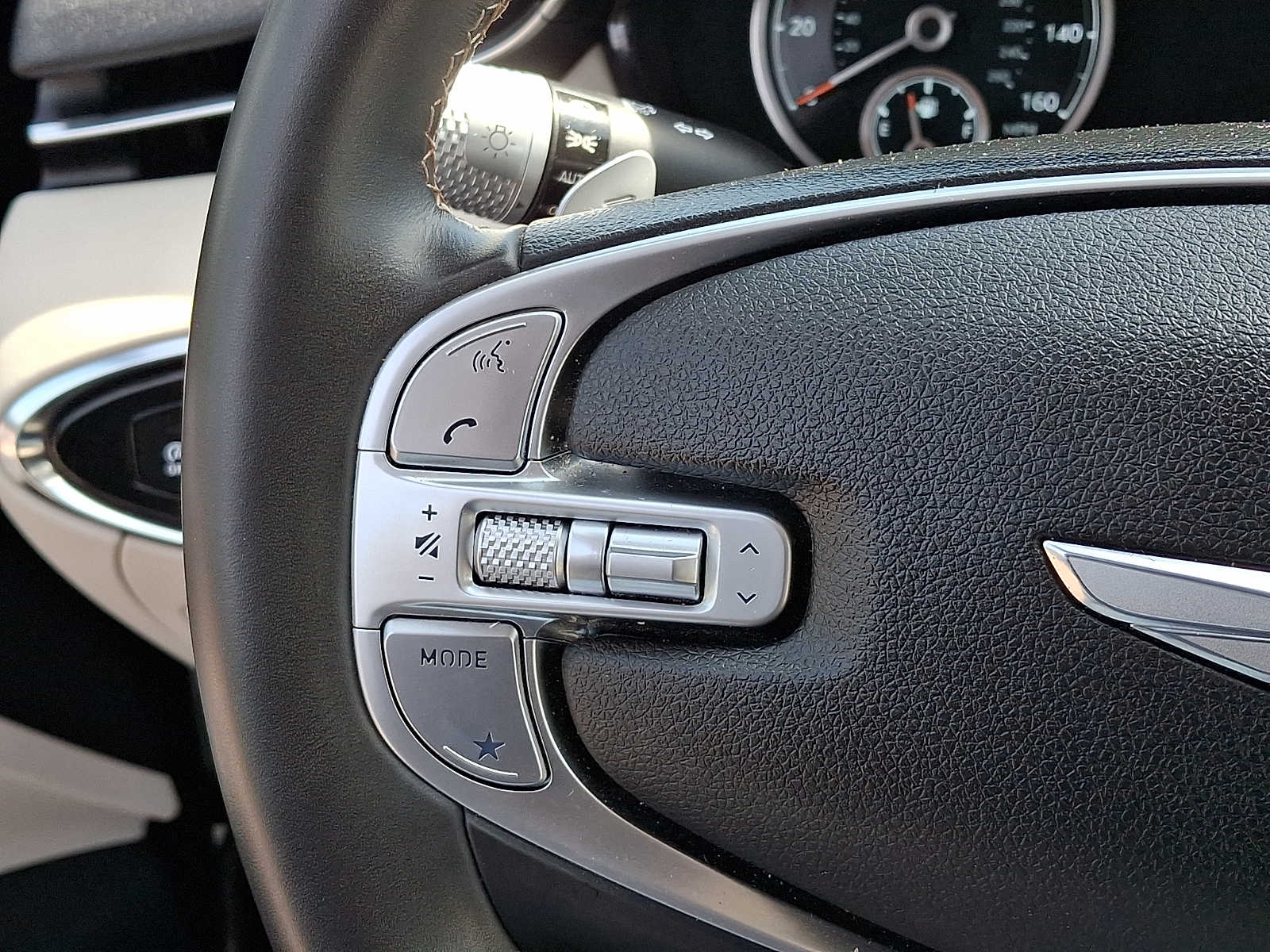 2024 GENESIS GV70 Standard - Photo 24
