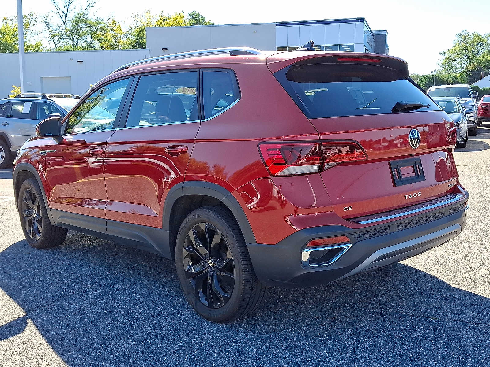 2022 Volkswagen Taos SE photo 2