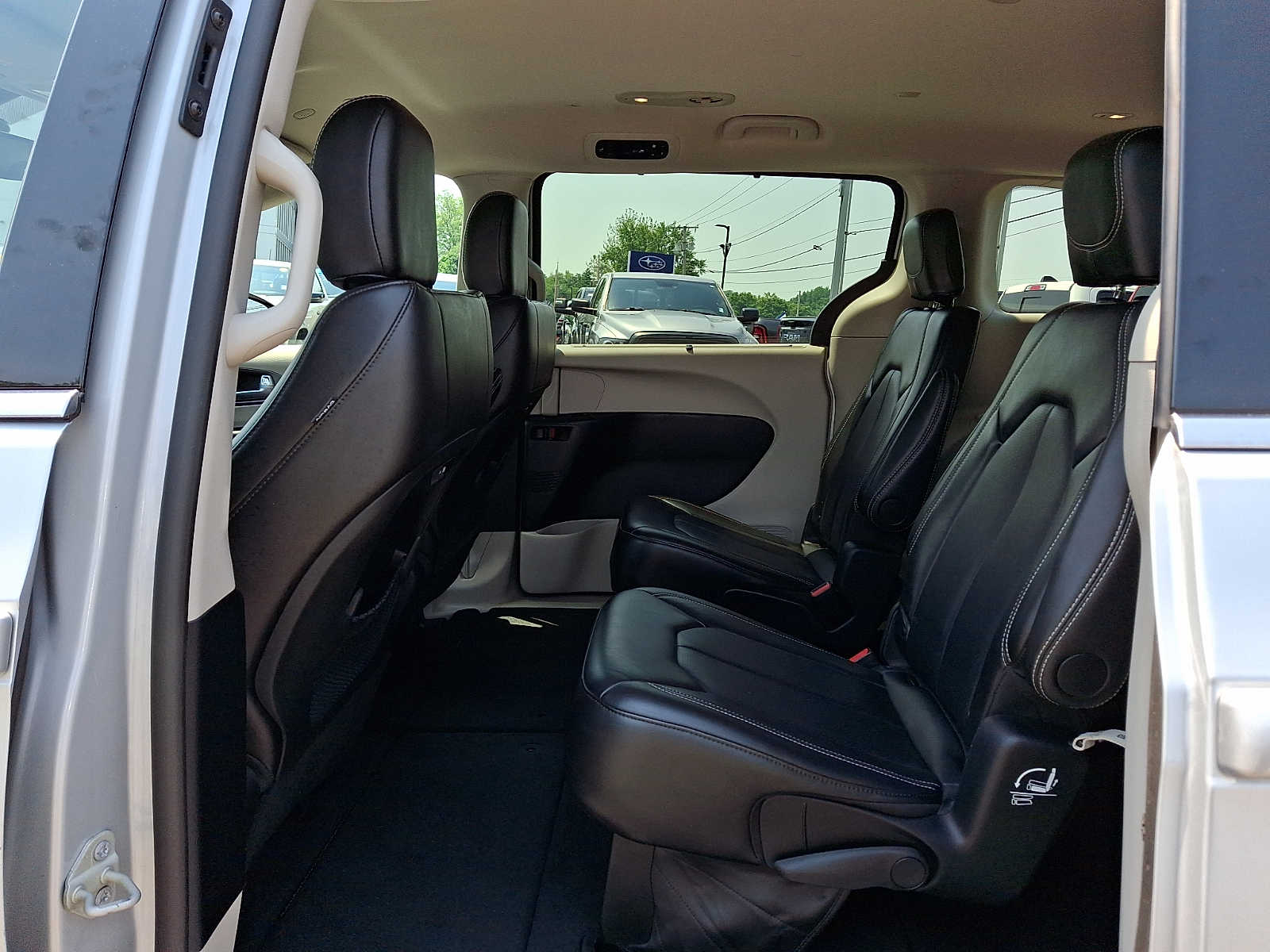 2024 Chrysler Pacifica Touring L - Photo 11