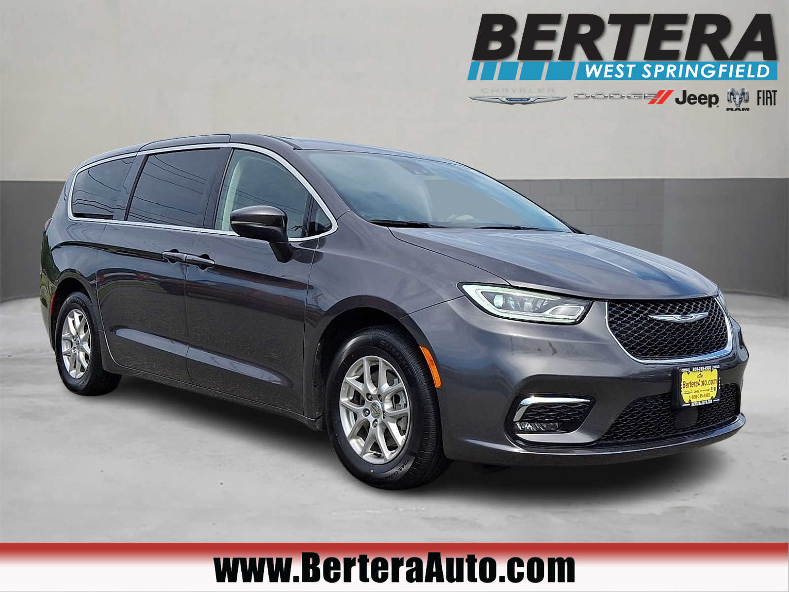 2023 Chrysler Pacifica Touring L's photo