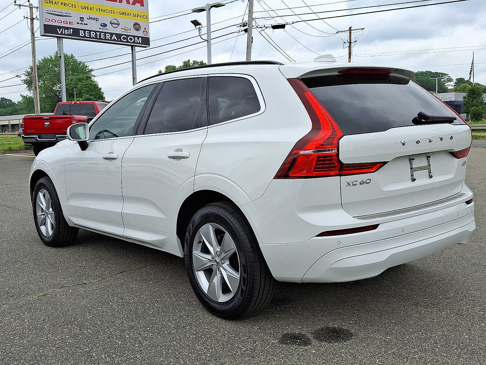 2022 Volvo XC60 Momentum photo 4