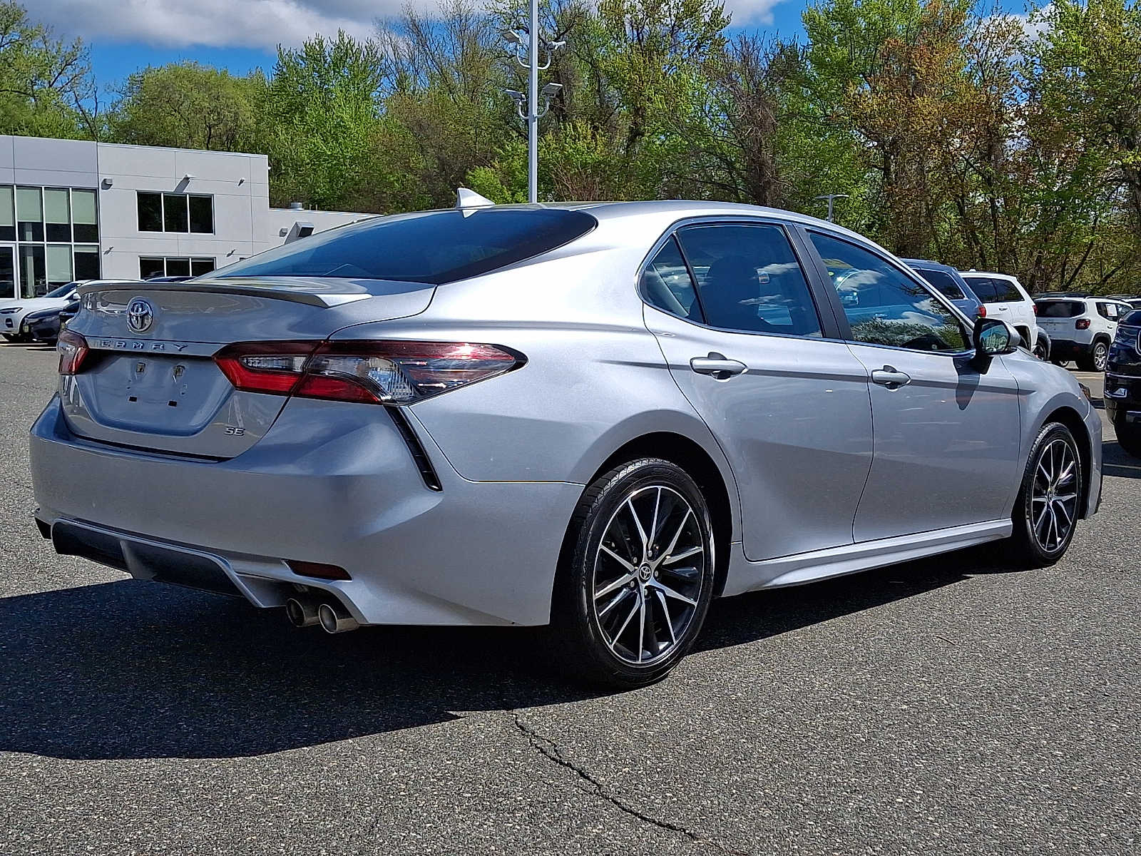 2024 Toyota Camry SE - Photo 6