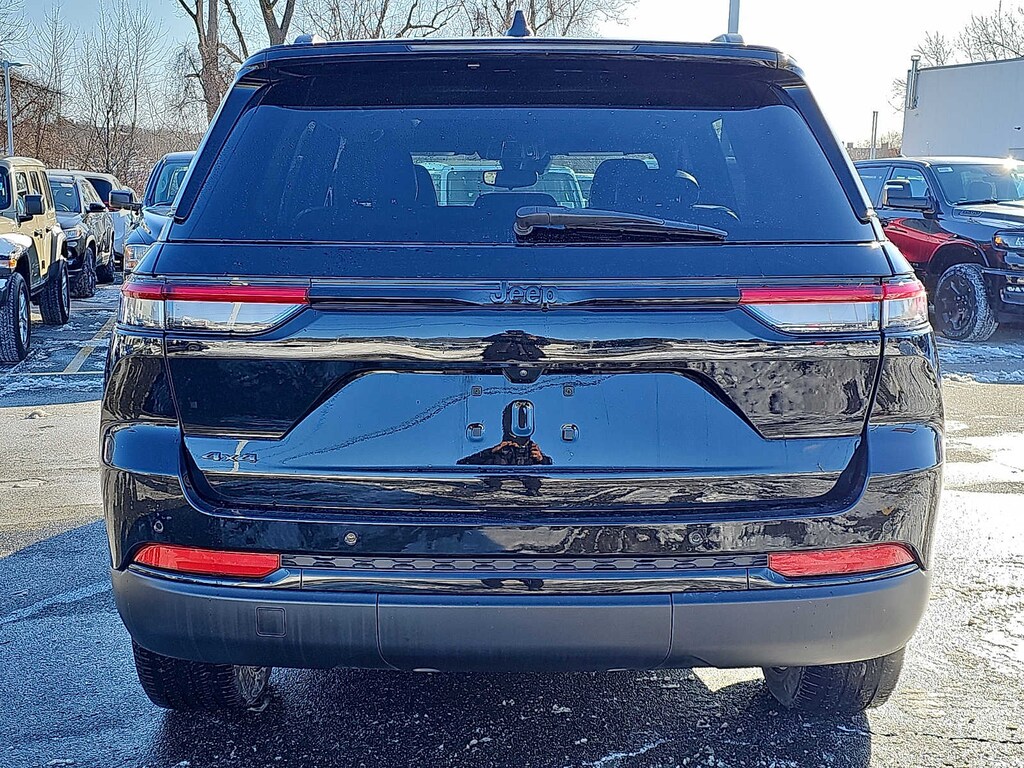 Used 2023 Jeep Grand Cherokee Altitude SUV