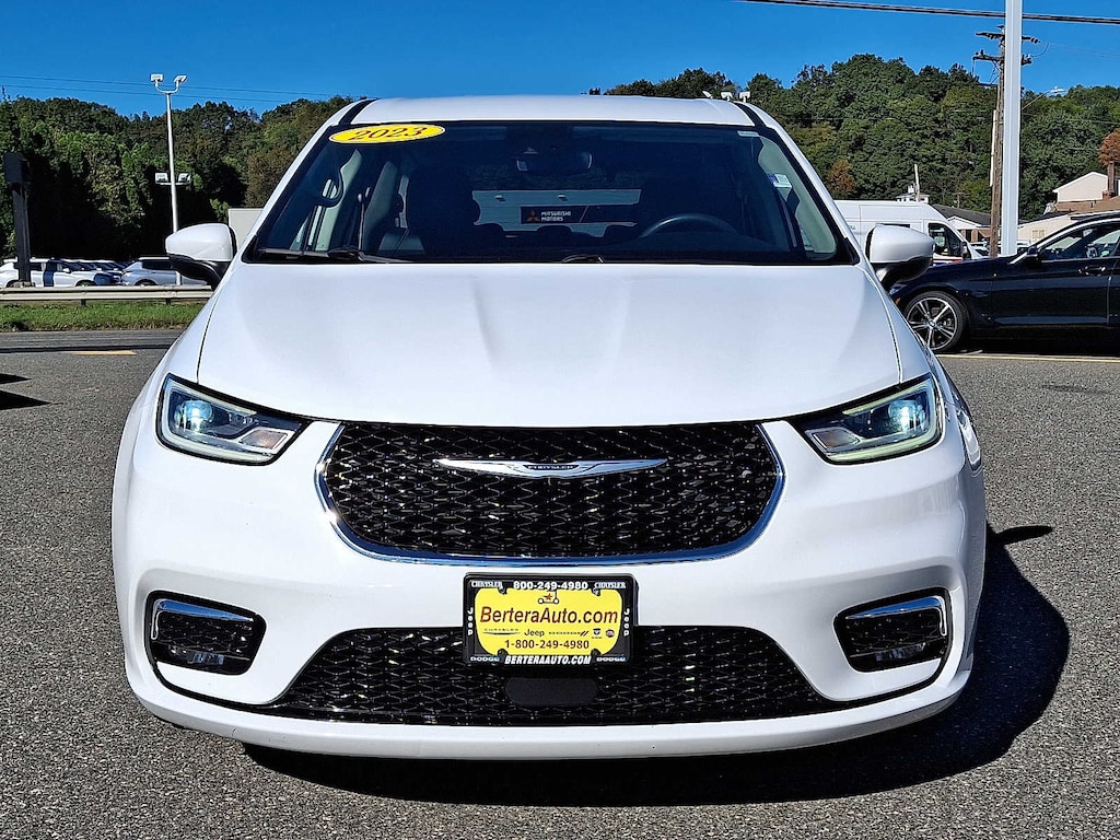 Used 2023 Chrysler Pacifica Touring L Van
