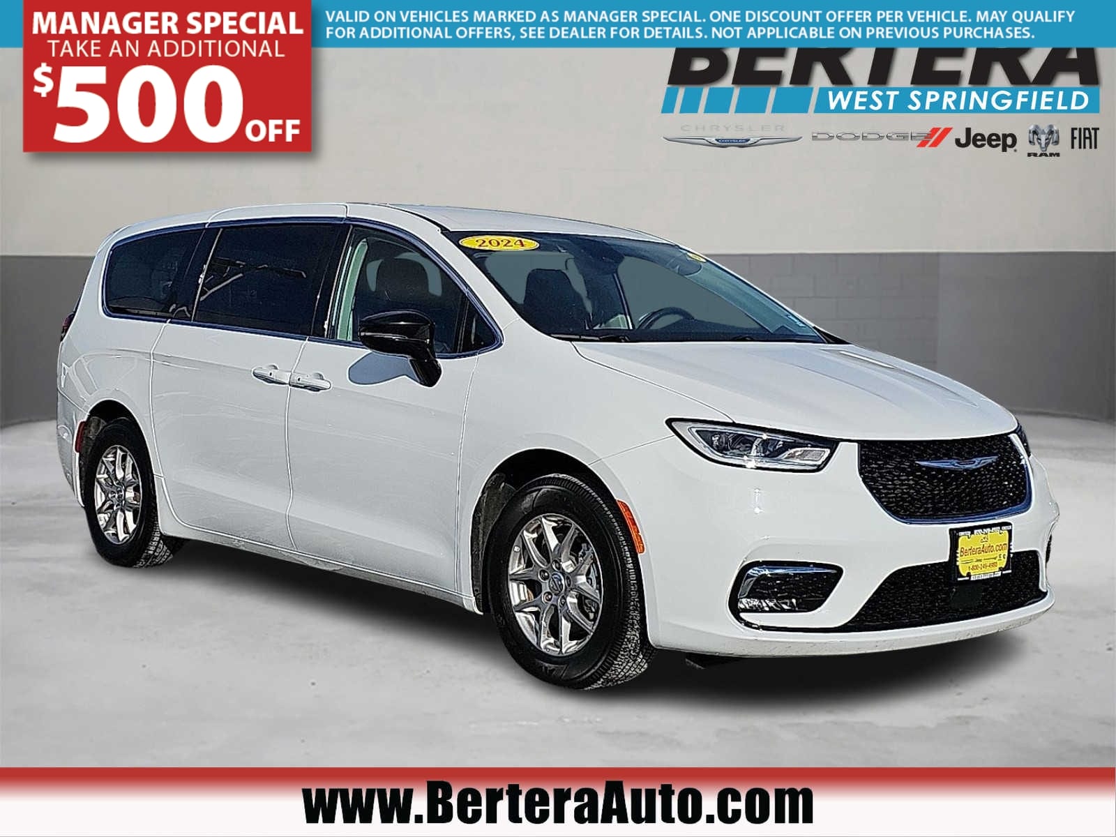 2024 Chrysler Pacifica Touring L's photo