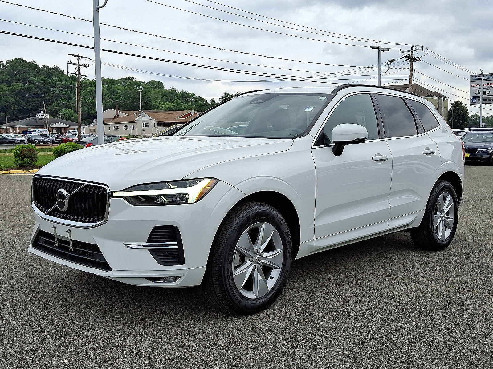 2022 Volvo XC60 Momentum photo 3