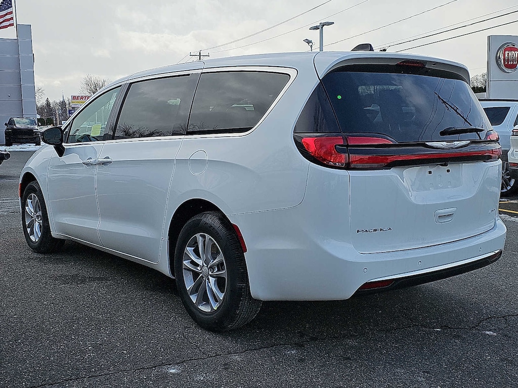 New 2026 Chrysler Pacifica SELECT AWD Passenger Van