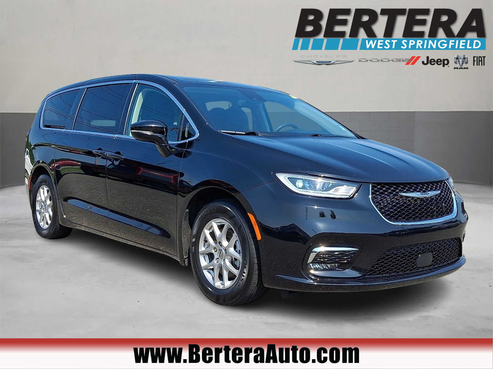 2024 Chrysler Pacifica Touring L's photo
