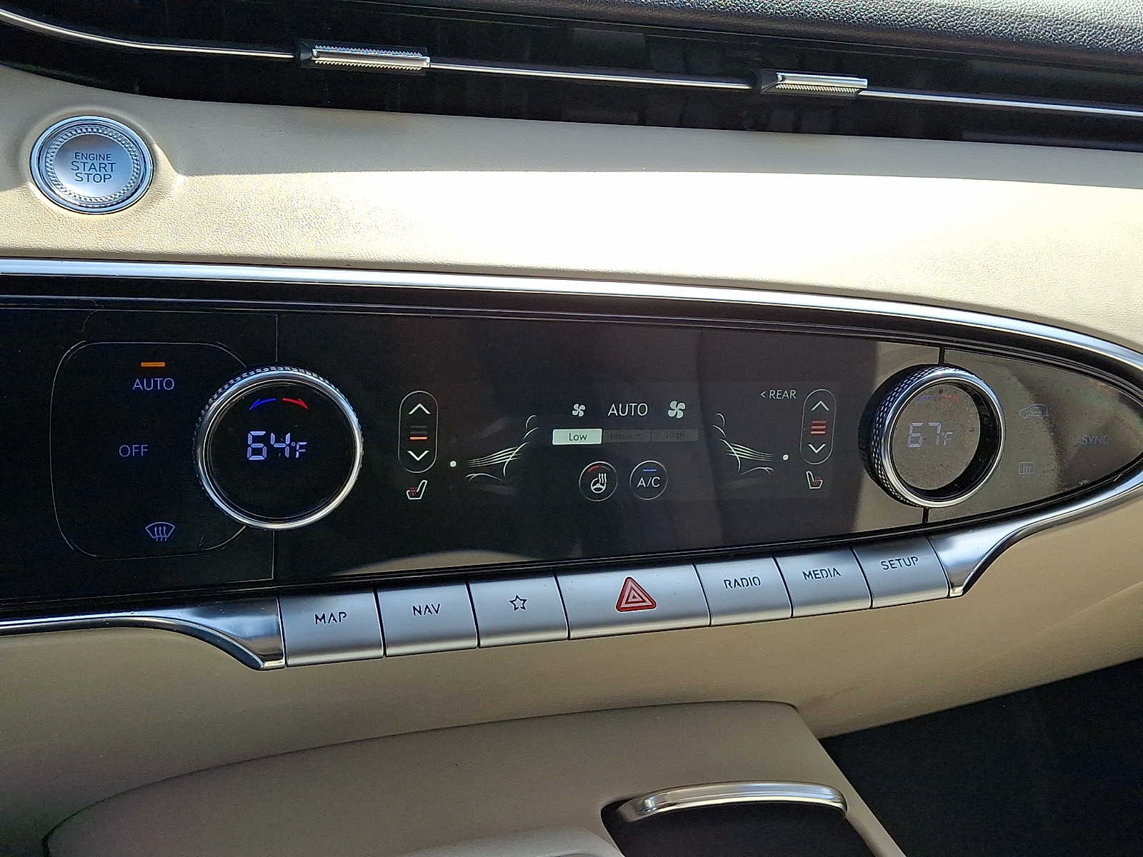 2024 GENESIS GV70 Standard - Photo 18
