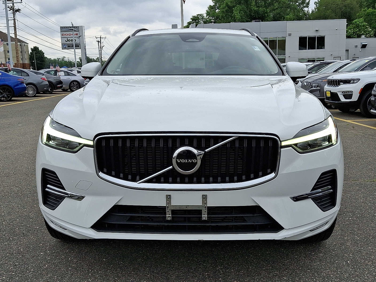 2022 Volvo XC60 Momentum photo 2
