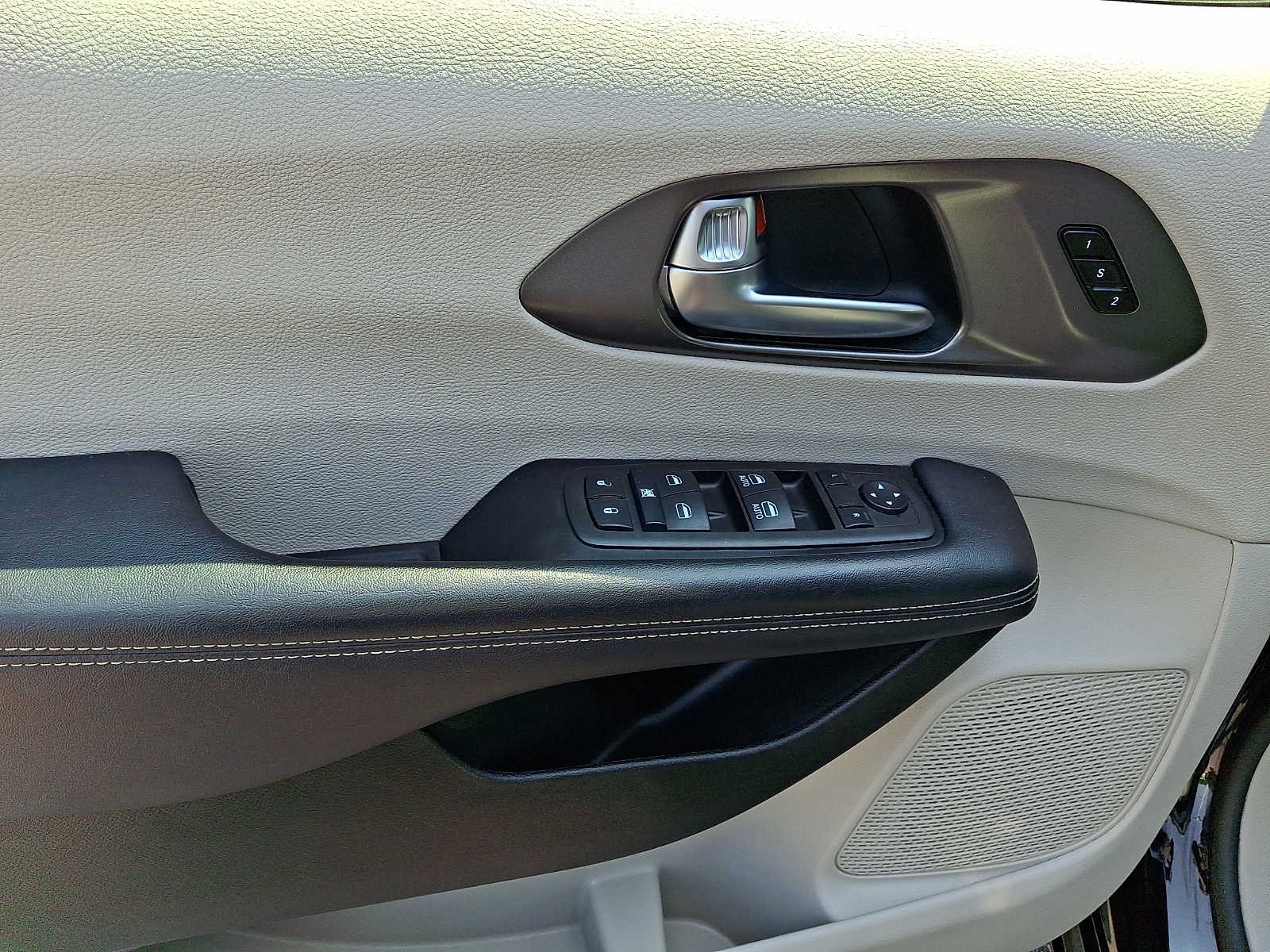 2024 Chrysler Pacifica Touring L - Photo 16