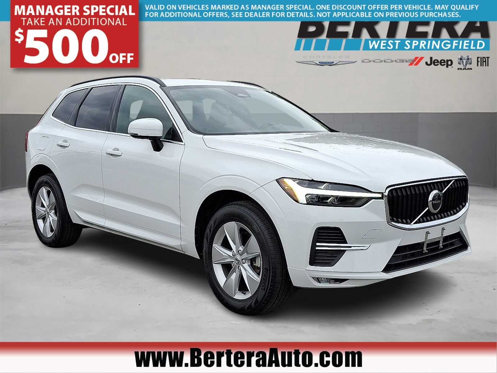 2022 Volvo XC60 Momentum's photo