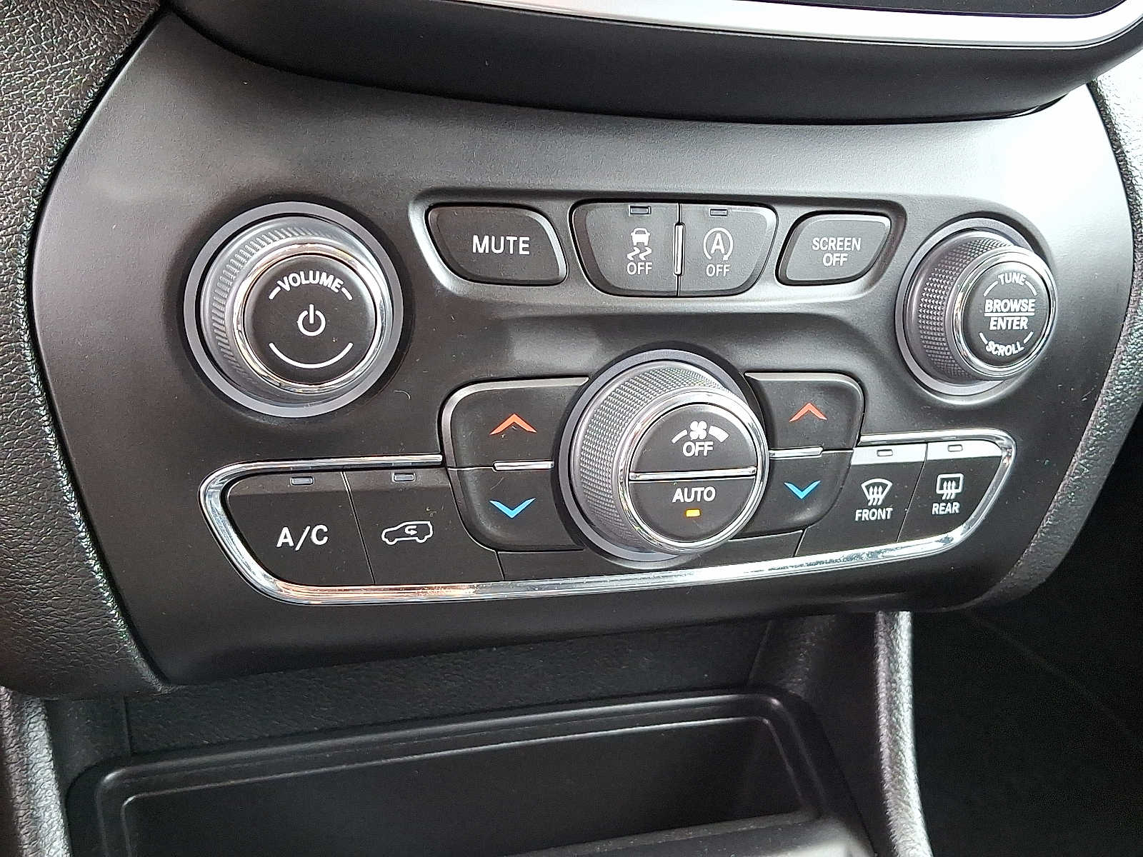 2022 Jeep Cherokee Latitude Lux - Photo 18