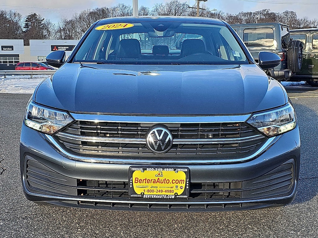 Used 2024 Volkswagen Jetta SE Sedan