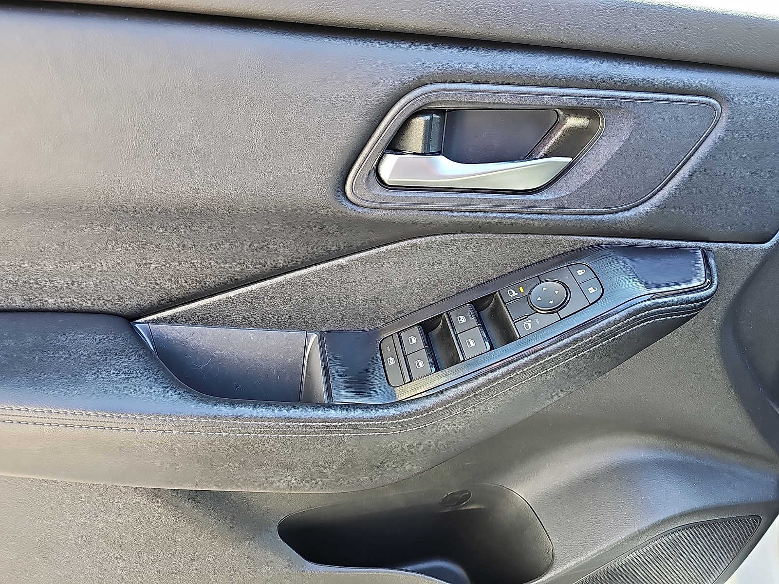 2024 Nissan Rogue SV - Photo 13