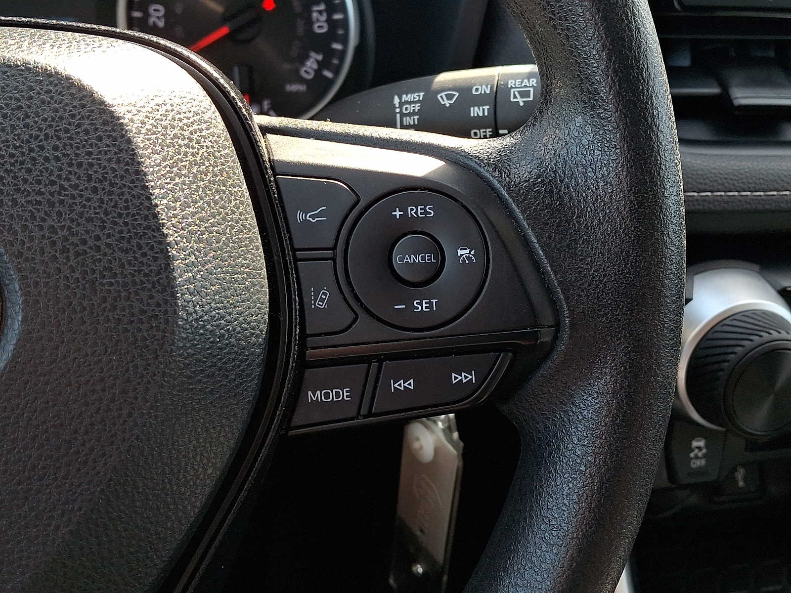 2020 Toyota RAV4 LE - Photo 21