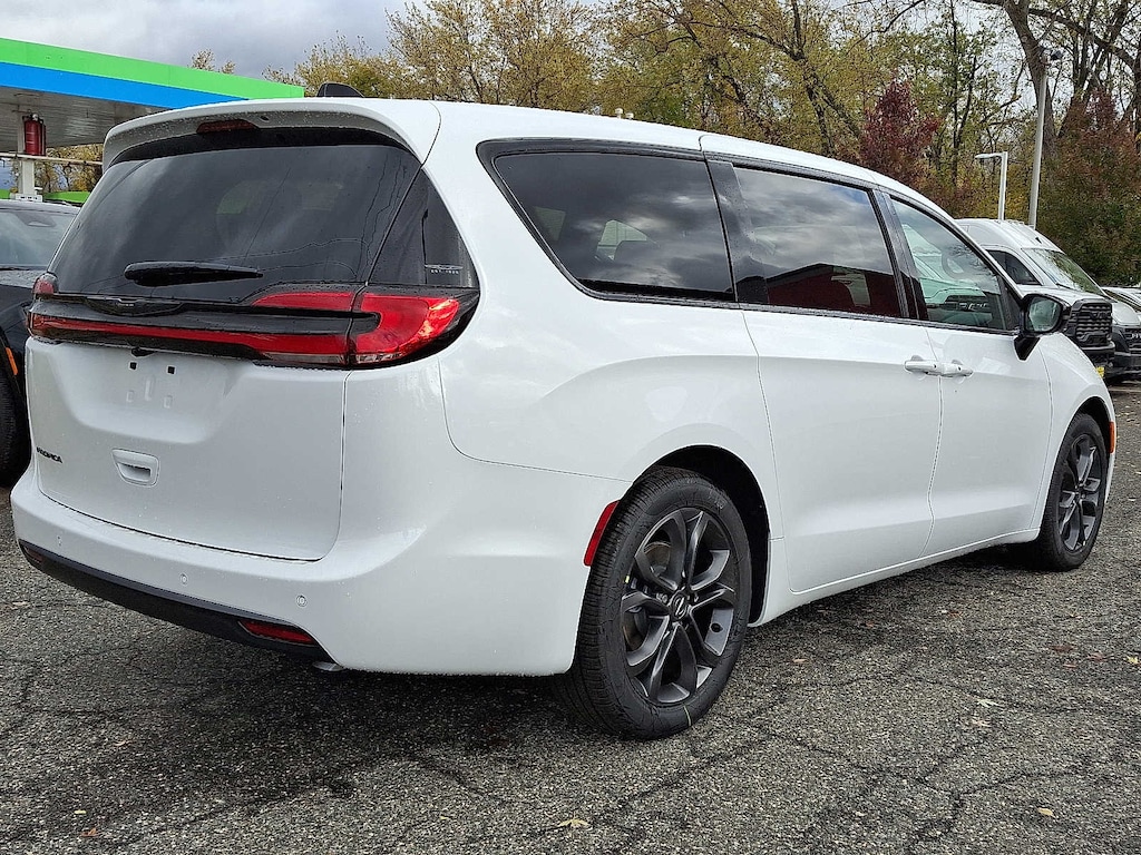 New 2026 Chrysler Pacifica SELECT Passenger Van